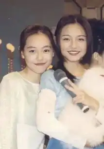 小s对着镜头纠结自己为什么这么美,表情又哭又笑,画风搞怪