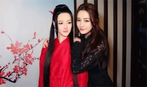 明星见到自己蜡像时,千玺憋笑,赵丽颖强吻,王俊凯的表情亮了