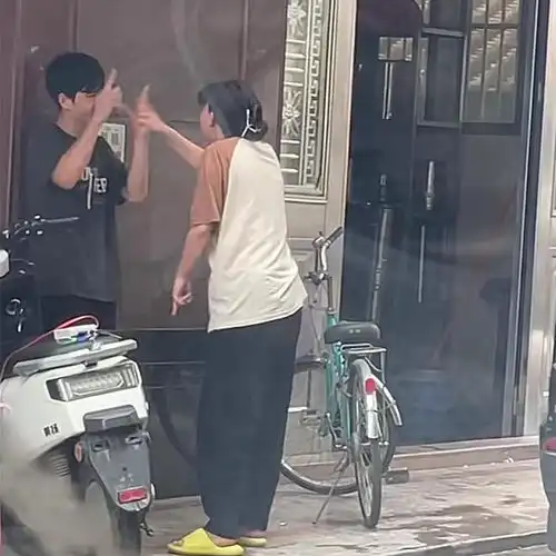 广东一对聋哑情侣吵架,现场堪比火影对战,男的吵输成表情包了
