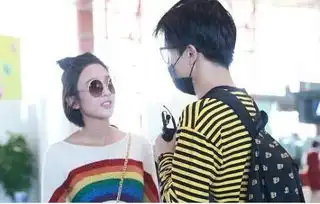 杨紫机场偶遇王俊凯惊出表情包,这些爱豆的机场偶遇像极了爱情