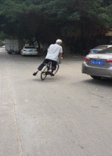 搞笑gif图萌妹子困得时候原来是这样的表情