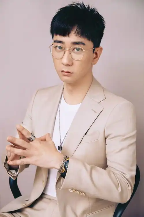 王自健最新西装写真曝光表情搞怪尽显春日活力