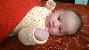 宝宝拉粑粑时的表情超搞笑