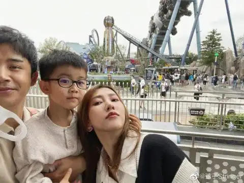 弦子与家人同游环球影城魔法学院穿搭吸睛无数