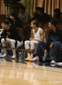 搞笑gif说出来你可能不信,我和奥特曼打了半天麻将