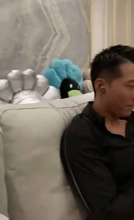 何超莲与男友搞怪拍照,窦骁满脸嫌弃不忘配合,表情真实又搞笑