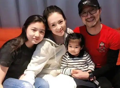 汪峰带爱心餐探班老婆,章子怡被亲表情搞怪,夫妻俩如胶似漆太甜