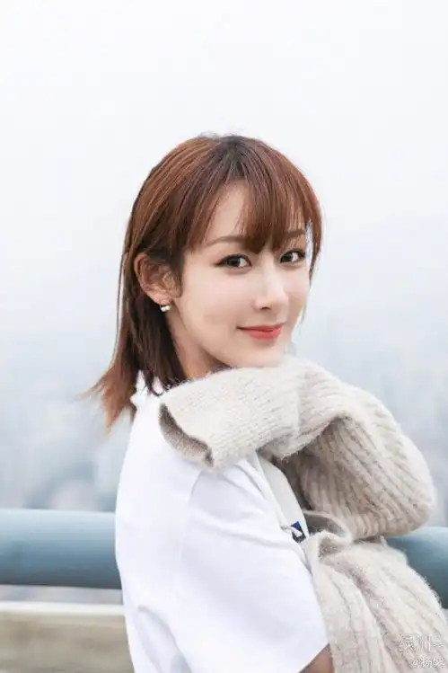 杨紫七夕被送青蛙歌,一脸无奈,网友赶紧转送给张一山