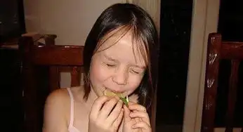 萌翻了看宝宝吃柠檬的爆笑表情