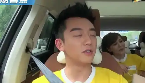 郑恺车上撩李金铭,一旁孙艺洲的表情有内涵,网友子乔生气了