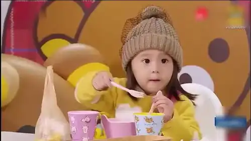 贾静雯奖励咘咘波妞吃大餐,波妞看到汉堡直流口水,表情太萌