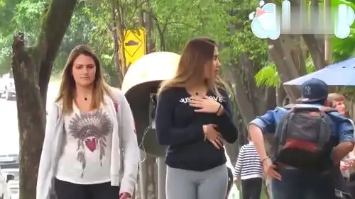 爆笑恶搞小伙故意在大街上大声放屁路人的表情亮了