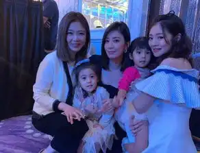 波妞穿公主裙戴珍珠项链与安以轩合照,紧盯她手上钻戒表情超逗