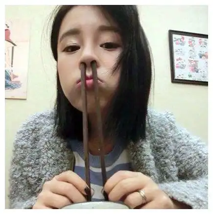 搞笑趣图段子妹子把筷子当吸管