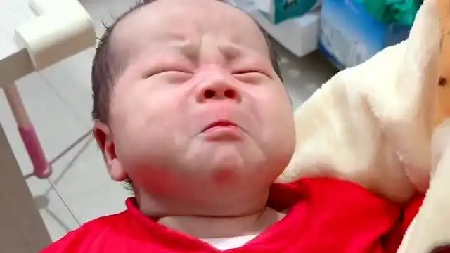 今天刚满月的宝宝,拉个粑粑太不容易了,累的眼泪都出来了这表情太搞笑了