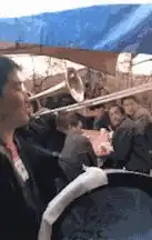 搞笑gif图小伙子捂住耳朵吹唢呐,这是嫌弃自己吹的难听