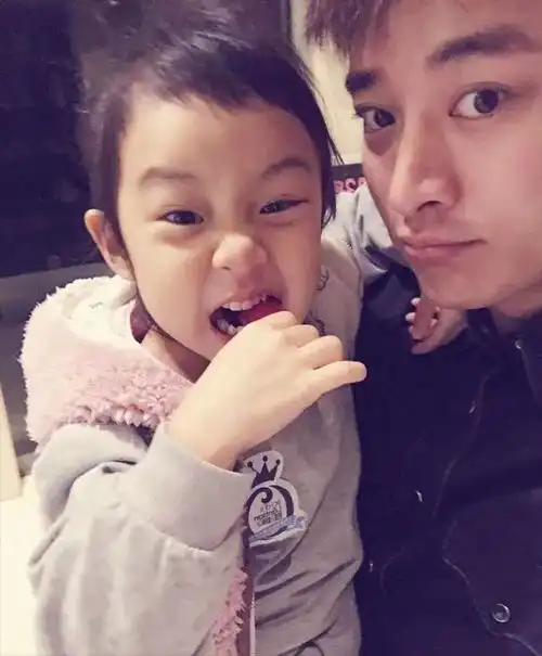 贾乃亮晒照为女儿庆生贴脸合照太温馨,9岁甜馨越长越像李小璐