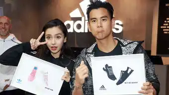 王菲李亚鹏共赴晚宴天后重回高中女生