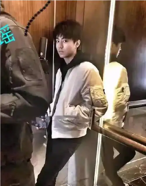 网友电梯偶遇王俊凯,拿出手机偷拍而他一个表情看出所有