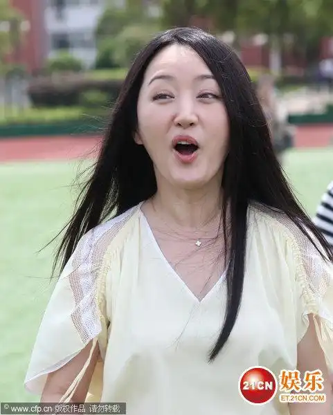 杨钰莹回母校心情激动表情搞怪损玉女气质