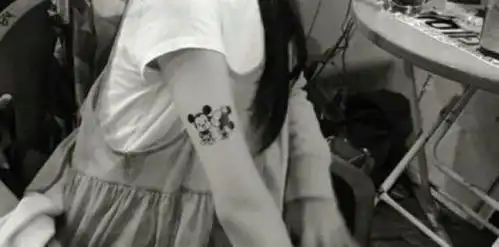 修杰楷小s给女儿纹身贾乃亮和甜馨互动更优质