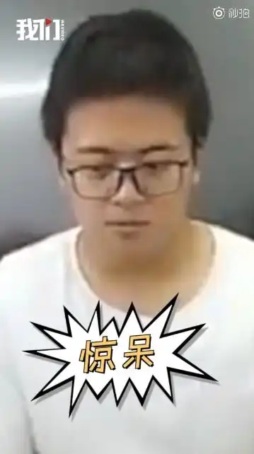 云南这位物理老师火了课堂上表演徒手劈砖,背后学生表情亮了