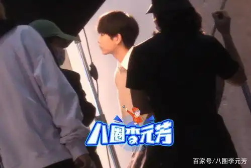 彭昱畅衬衫造型少年感十足收工前鞠躬告别工作人员超有礼貌