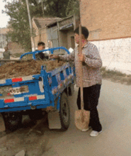 搞笑gif趣图妹子,抱起男朋友就往家里走,不带喘气的