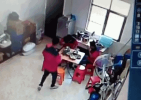 搞笑动图一言不合就笑尿了哈哈哈哈哈