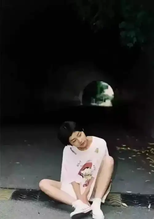 拍照表情尴尬怎么办随便学几招拍照美十倍