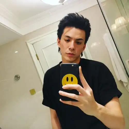 林柏叡绿洲久违分享对镜自拍与手机壳同款笑脸表情很青春