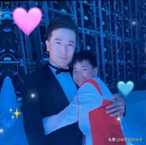 紧紧抱着大帅哥不放全红婵跳到男神怀中撒娇,红姐表情挺享受
