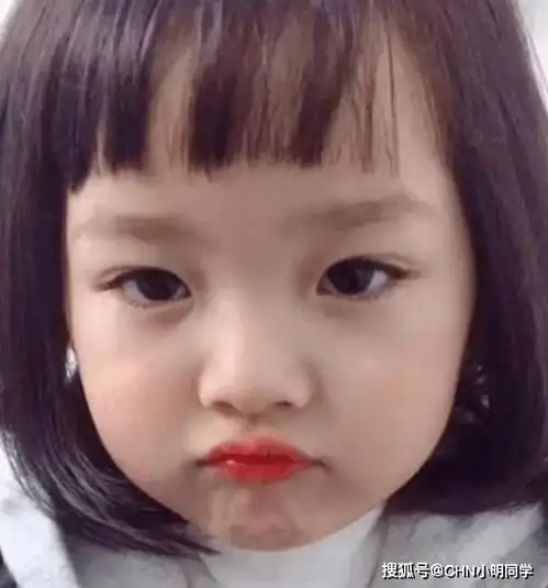 红极一时的权律二长大了,颜值依旧在线,一举一动都是表情包