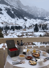 搞笑gif终于有机会和妹子吃完饭,单独打雪仗了