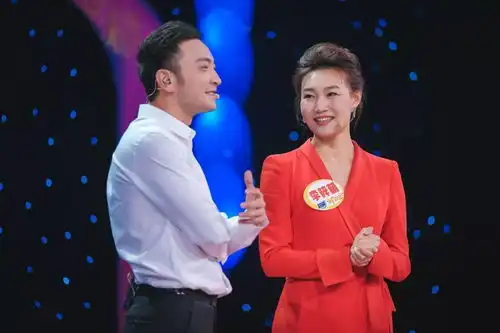 月亮姐姐为央视主持李梓萌寻婚,后者表情滑稽,43岁仍是单身眼睛
