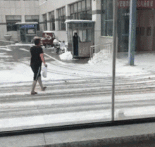 爆笑gif大哥,你觉得你这样对得起,旁边给你腾场地的美女吗