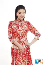 黄小蕾新娘照曝光身着龙凤旗袍出镜各种搞怪