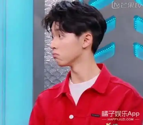 何猷君说不听tfboys的歌,主持人的表情真是亮了哈哈哈