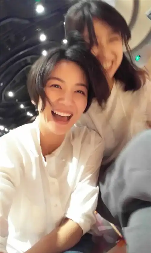 曹曦文玩搞怪表情5连拍嘟嘟嘴皱眉卖萌