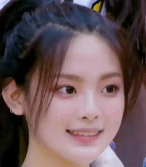 各团表情包担当,硬糖少女张艺凡,看到百分九收了