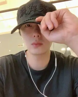 丁一宇帅气近照公开出身医生世家家世显赫凭搞笑一家人一炮而红