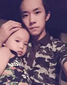 易烊千玺与弟弟自拍表情同步颜值高