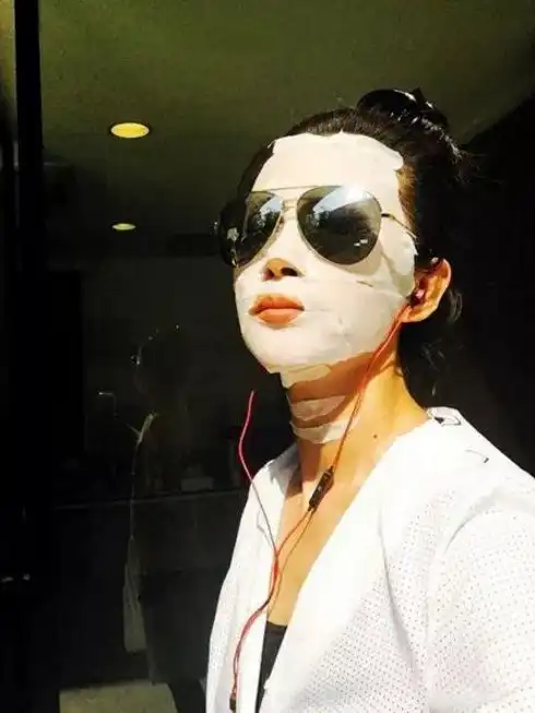江疏影拿面膜敷脚,这是什么操作