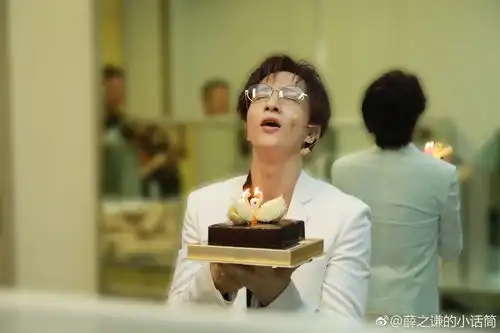 薛之谦自制蛋糕庆生,头发凌乱喜笑颜开,粉丝喊话李雨桐气不气