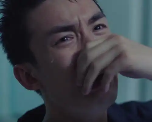 吴磊的哭戏绝了,哭到最伤心时的表情,原谅我带着眼泪笑了