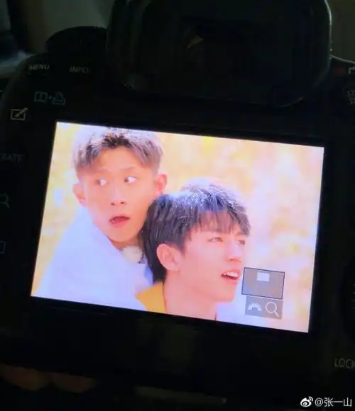 张一山微博晒与王俊凯互动图表情搞怪称摄影师有毒