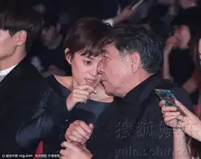 孙俪出席活动与郑晓龙热聊扁嘴表情搞怪可爱