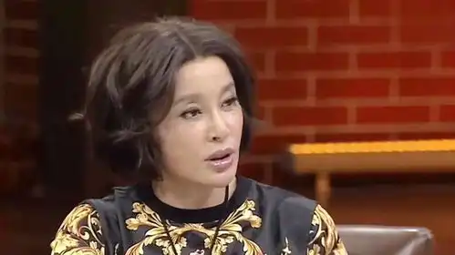 刘晓庆排队做核酸,闭眼皱眉头表情痛苦,网友紧张出表情包